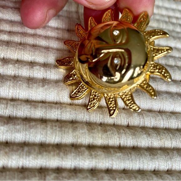 VINTAGE TEXTURED GOLD SUN FACE BROOCH PIN WITH DIAMOND EYES - Picture 13 of 14